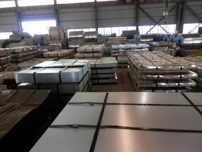 JIS ASTM DX51D a galvanisé la tôle d'acier 0.8mm pour l'industrie de toiture